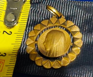 Medalla Virgen María Dorada