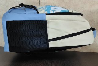 Mochila beige y azul con diseño