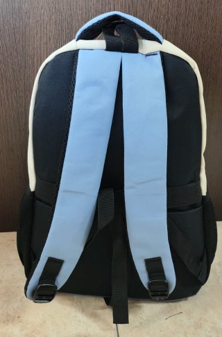 Mochila beige y azul con diseño