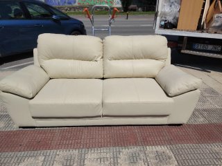 Sofá de 2 plazas en piel beige