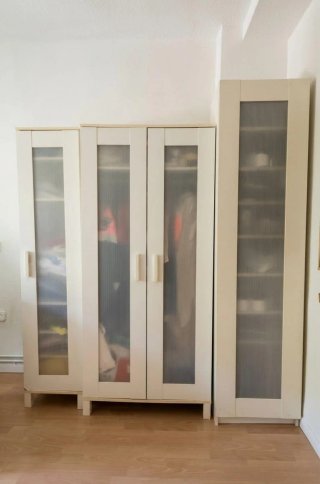 Armarios y zapatero blanco/beige