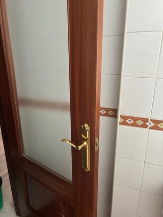 Puerta madera con cristal y manilla dorada