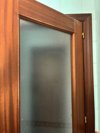 Puerta madera con cristal y manilla dorada