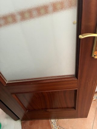 Puerta madera con cristal y manilla dorada