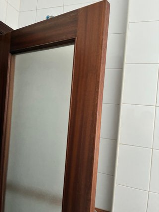 Puerta madera con cristal y manilla dorada