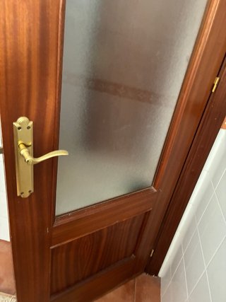 Puerta madera con cristal y manilla dorada