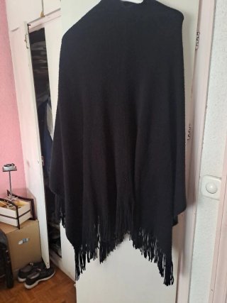 Poncho de lana negro con flecos