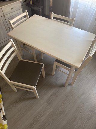 Mesa de comedor con mantel y las cuatro sillas