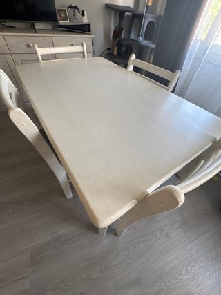 Mesa de comedor con mantel y las cuatro sillas