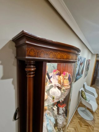 Vitrina con marquetería, luz y espejo