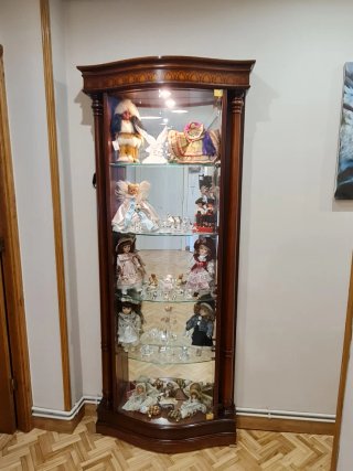 Vitrina con marquetería, luz y espejo