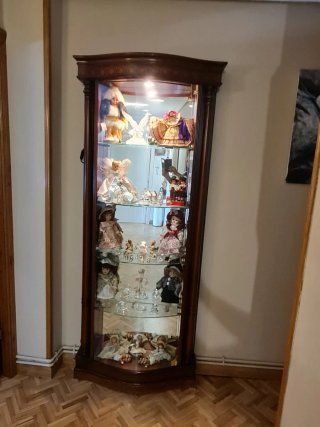 Vitrina con marquetería, luz y espejo