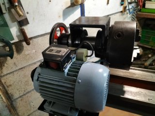 Torno de motor bifásico de 220V. 2cv de potencia.