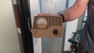 Transformador pequeño con voltímetro