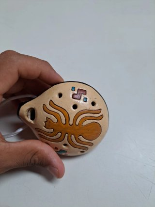 Ocarina de cerámica con diseño de araña