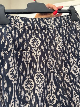Pantalón fluido fino estampado azul y beige