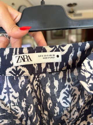 Pantalón fluido fino estampado azul y beige