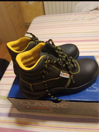 Botas de trabajo negras y amarillas