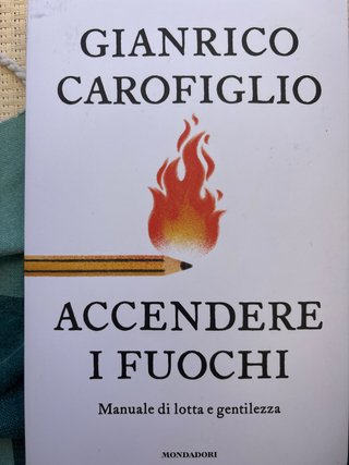 Libro Accendere i Fuochi Gianrico Carofiglio