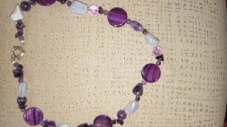 Collar piedras naturales morado y blanco