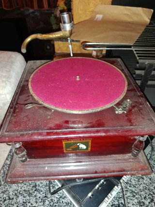 Gramófono de latón dorado