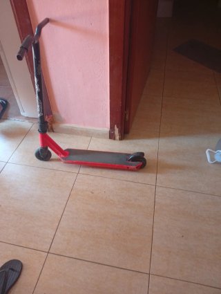 Patineta roja y negra