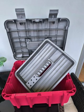 Caja de herramientas Keter con bandeja