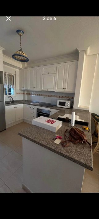 Muebles de cocina plateados y blancos
