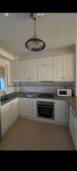 Muebles de cocina plateados y blancos