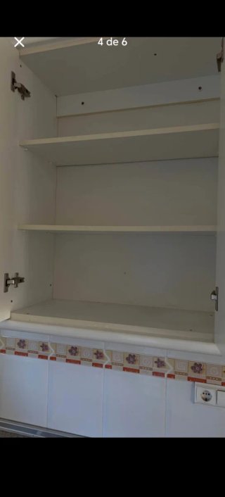 Muebles de cocina plateados y blancos