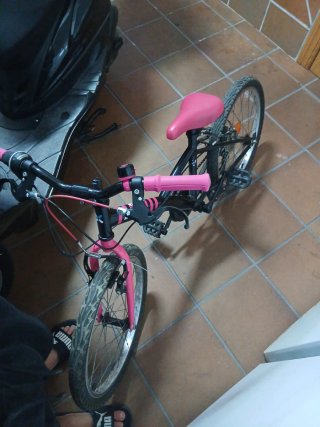 Bicicleta infantil rosa y negra MUY POCO USO!!!