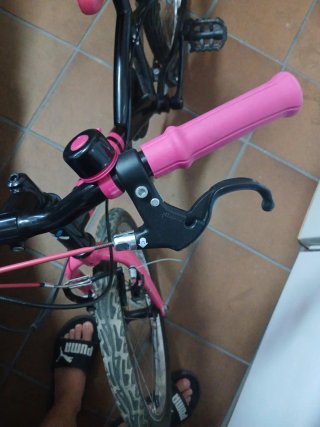 Bicicleta infantil rosa y negra MUY POCO USO!!!