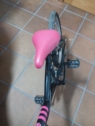 Bicicleta infantil rosa y negra MUY POCO USO!!!
