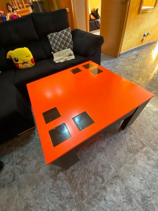 Mesa centro con 4 puffs naranja.