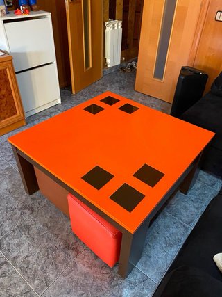 Mesa centro con 4 puffs naranja.