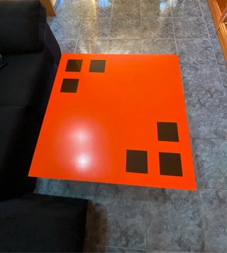 Mesa centro con 4 puffs naranja.