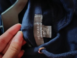 Sudadera azul con estampado espacial