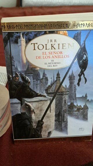 Tres libros El señor de los anillos.