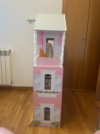 Casa de muñecas de madera con muebles
