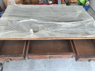Escritorio de madera maciza con cajones