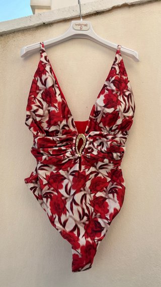 Costume intero floreale con gioiello