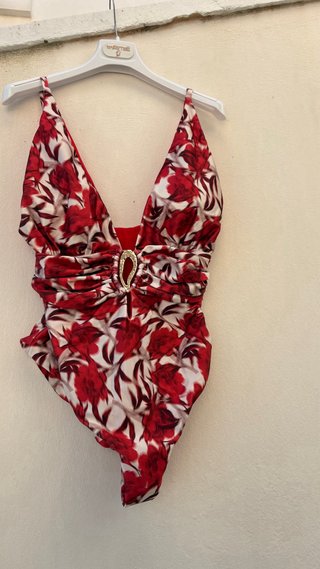 Costume intero floreale con gioiello