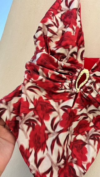 Costume intero floreale con gioiello