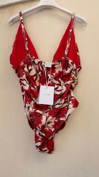 Costume intero floreale con gioiello