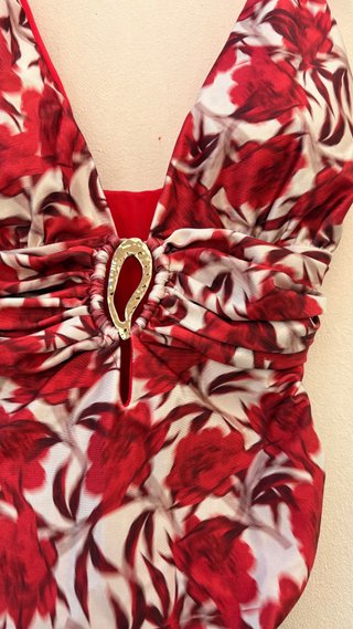 Costume intero floreale con gioiello