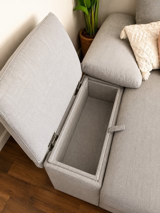 Sofá chaiselongue beige y rosa con puf y almacenaj