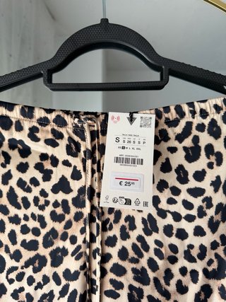 Pantalones de satén con estampado de leopardo