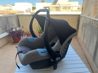 Sillita de coche gris