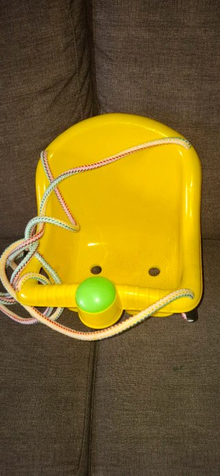 Columpio infantil amarillo con cuerdas