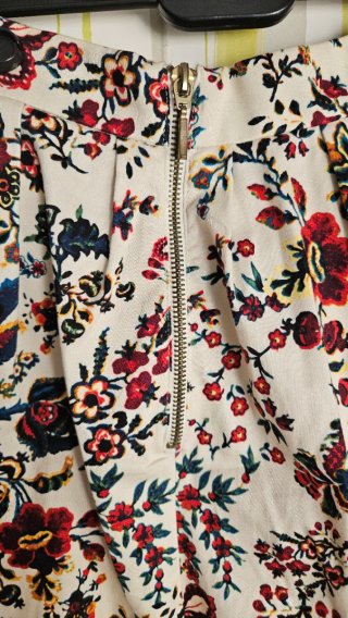 Falda corta blanca flores Stradivarius talla 36